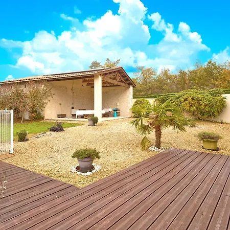 Loft Piscine Chauffee Et Couverte Holiday home *